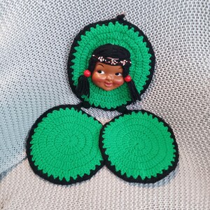Juego de agarraderas de ganchillo vintage de los años 70 con forma de cara de muñeca nativa americana, hechas a mano.