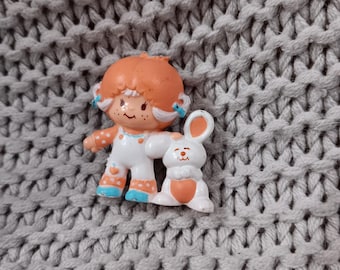 Vintage Strawberry Shortcake friend Apricot with Hopsalot Bunny mini figure c. 1981 American Greetings