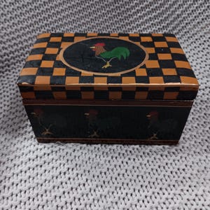 Caja de recetas de madera lacada en negro estilo granja vintage con decoración de gallo
