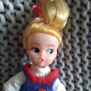 VGC Vintage 1967 Hasbro Dolly Darlings blonde cheerleader - Go Team Go in her original outfit
