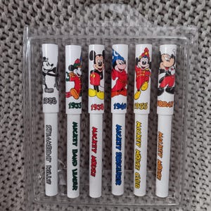 Set van zes Walt Disney Parks Mickey Mouse-balpennen door de eeuwen heen in een blisterverpakking