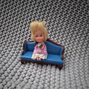 The Littles Hedy Little and her Victorian couch c. 1980 Mattel diecast dollhouse furniture