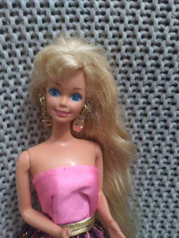 Barbie Noire Avec Des Lunettes Portant Un Costume Blanc