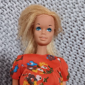 Vintage Sun Set Malibu Barbie in VGC Best Buy rotem Blumenkleid mit schwarzen Samtakzenten und roten Peek-a-boo-Pumps c. 1971 Mattel