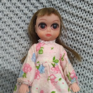 Vintage 1970&#39;s Brunette 8&quot; Susie Sad Eyes in a pink flannel floral dress