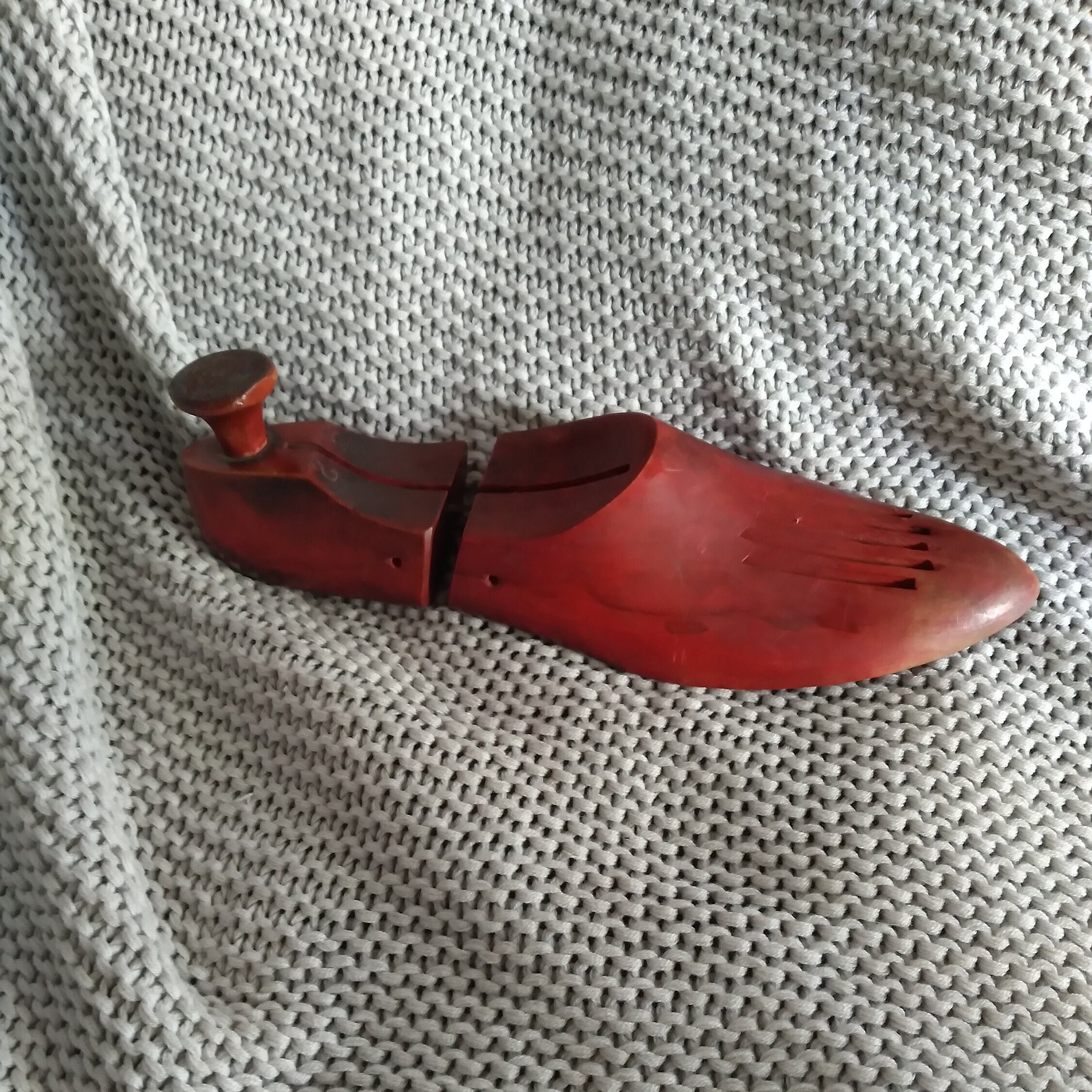 hinged sneaker