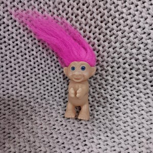 Vintage 3&quot; hot pink haired troll with grabbing hands - backpack or purse clip