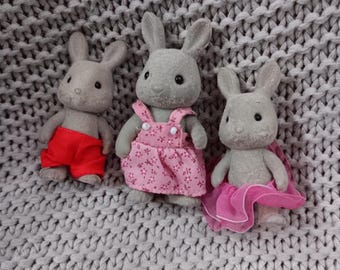 Familia de conejos grises Babblebrook de Sylvanian Families: el hermano Bubba con las hermanas Judy y Breezy