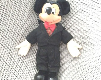 Muñeco de peluche de 12" de Mickey Mouse vintage con esmoquin "The Enchanted Season", c. 1980, Applause