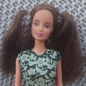 Vintage Picture Pockets Teresa wearing a Boho crop top, flared jeans and caged heels c. 1999 Mattel
