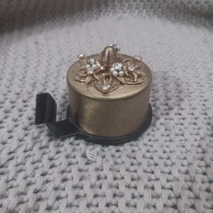 Grazioso dispenser da tavolo per nastro adesivo o rotolo di francobolli vintage di metà secolo in ottone e strass