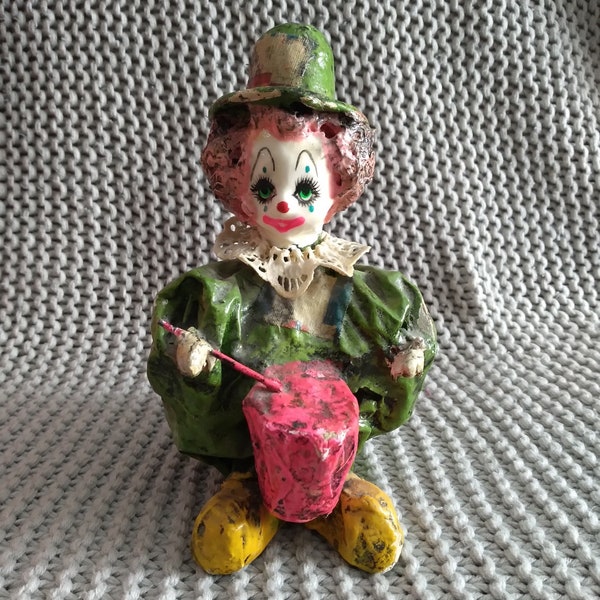 Effrayant clown néon vintage en papier mâché jouant du tambour