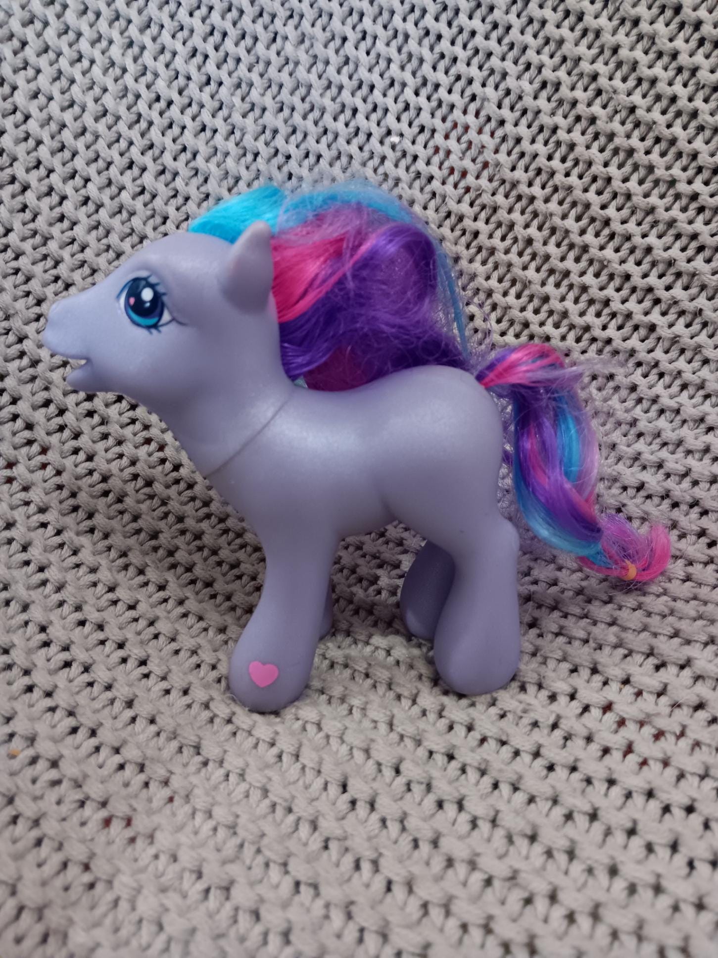 Simulation réelle personnalisée d'un animal en peluche cheval debout en peluche