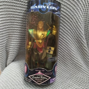 Lot 291 - A large group of Babylon 5 action figures by
