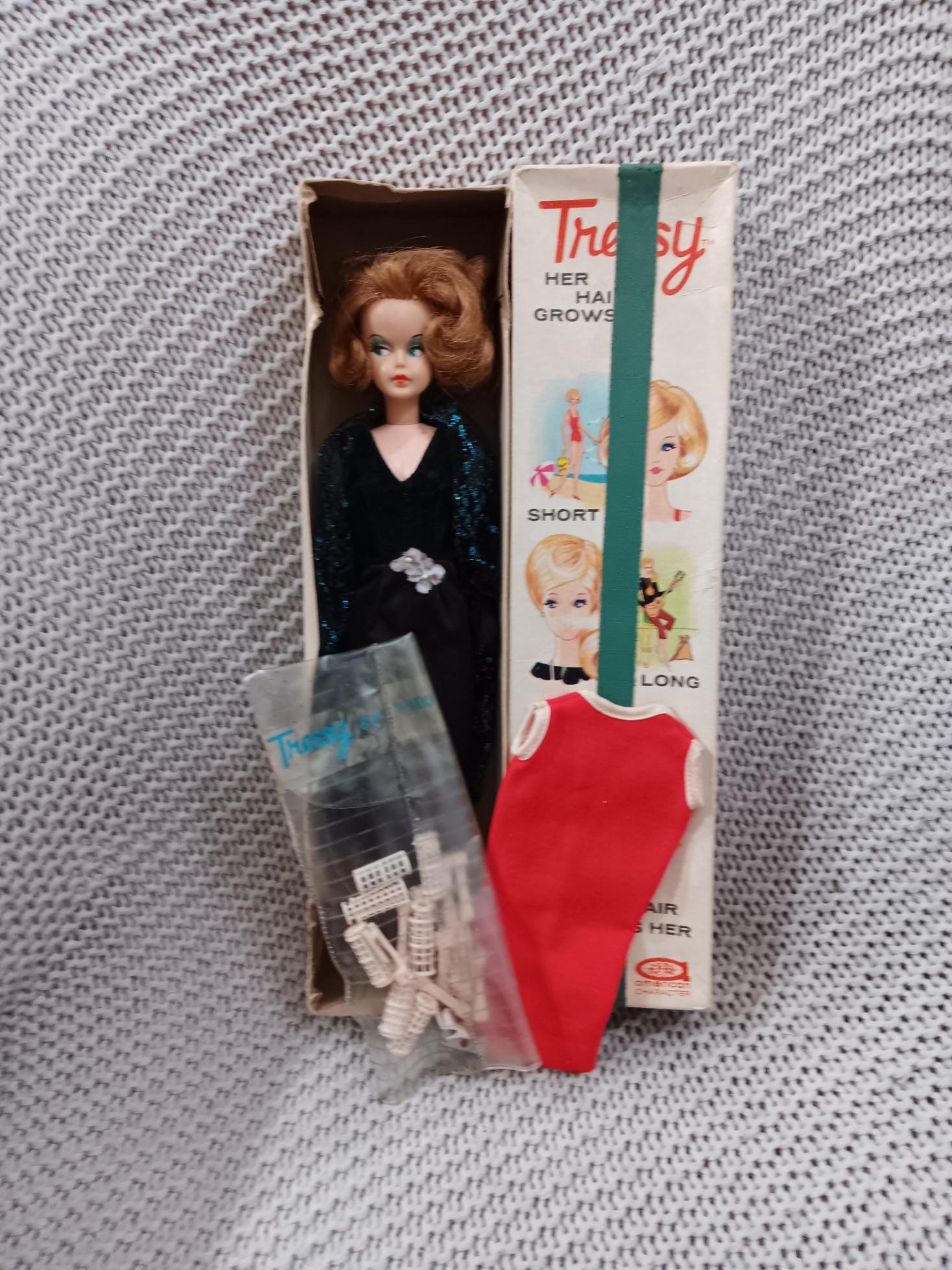 1963年製ヴィンテージ トレッシー人形：フォーマルガウン、赤いドレス