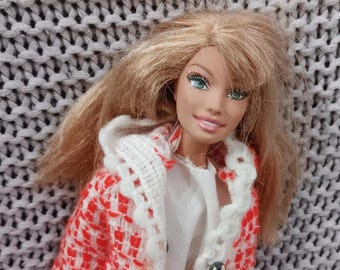 Hübsche 1990er Jahre Barbie trägt einen Vintage 1970er Jahre Strick Hosenanzug mit Roten Go Go Stiefeln