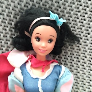 Disney's Sneeuwwitje en de zeven dwergen Sneeuwwitje uit 1992 in haar originele cabrio-outfit