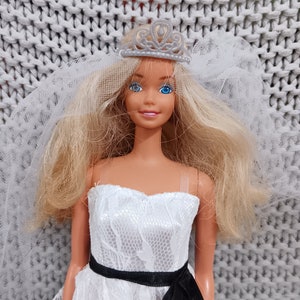 Pretty Vintage Sunsational Malibu Barbie wearing a modern Wedding Gown c. 1981 Mattel