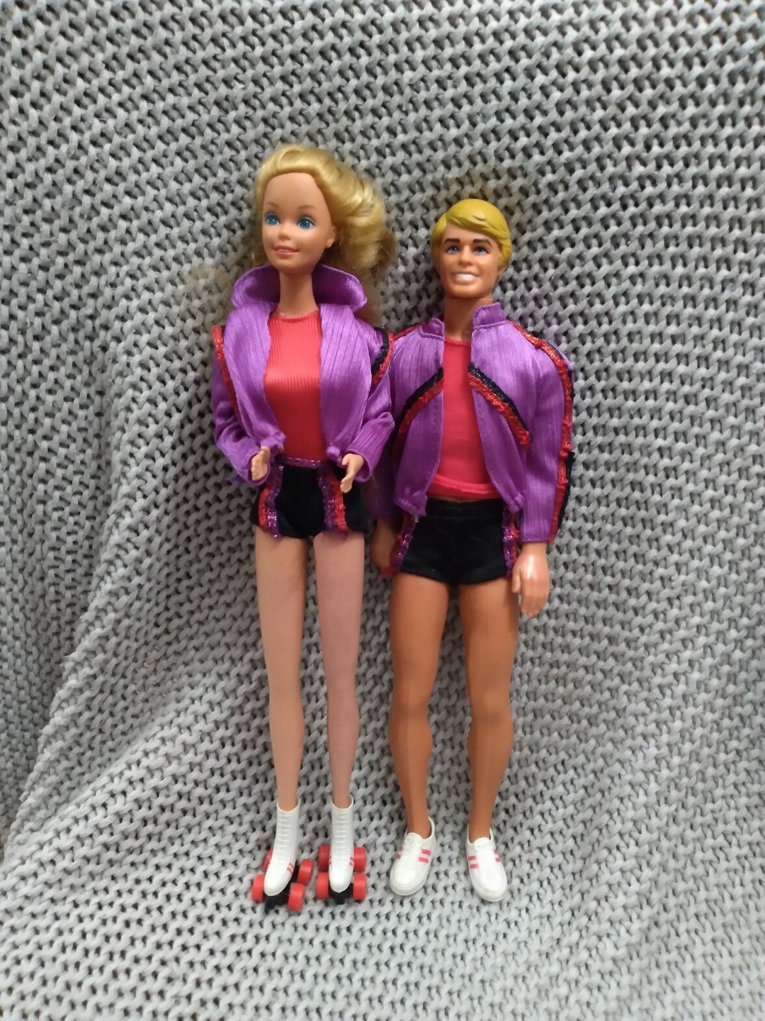Barbie y Ken patinando sobre ruedas de la era de las superestrellas  antiguas con sus atuendos originales de Disco 1980 mattel México