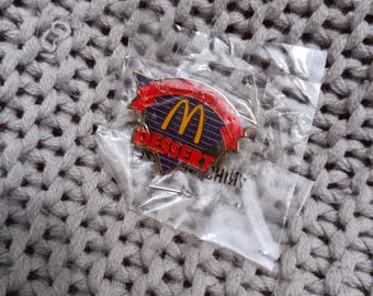 Pin de esmalte coleccionable de miembro de la tripulación de McDonald's de la década de 1990 de NRFP "What About Dessert"