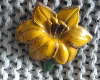 Unique vintage estampillé laiton émail jaune écharpe jonquille broche