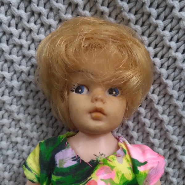 Joli clone de poupée Tammy vintage dans une robe à fleurs brillantes jusqu'à la cheville