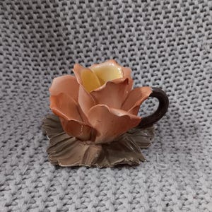 Hermoso candelabro vintage de porcelana estilo Capodimonte color melocotón con forma de capullo de rosa y asa