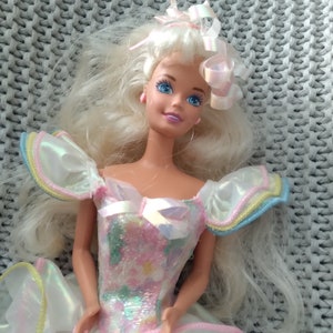Joyeux anniversaire Barbie en robe irisée c. 1995 Mattel -  France