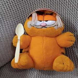 Vintage 9 1/2" Stuffed Garfield the Cat with Pasta bowl and spoon c. 1981 Dakin