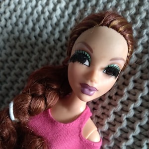 My Scene Barbie Freund Chelsea - roter Kopf mit gewurzelten Wimpern und lustige Accessoires - Geldbörse, Kissen, Pflanze, Einhorn Spielzeug