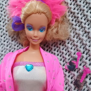 Vintage Barbie van Barbie and the Rockers met originele outfitelementen, waaronder sieraden c. 1985 Mattel