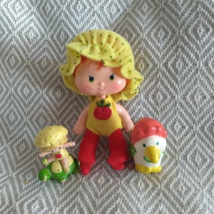 Vintage Strawberry Shortcake friend Apple Dumplin&#39; with Gooseberry Goose and a bonus 2-inch figurine with Teatime Turtle c. 1982 Kenner