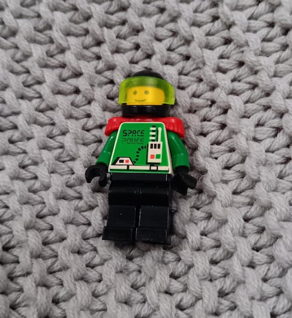 Vintage LEGO Space Police II Mini Figure with helmet and shoulder guards  1992