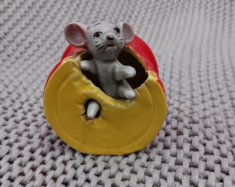 ユニークなヴィンテージチョークウェアの灰色のネズミがカラフルなドラムの置物の中に住んでいる - Napcoware Japan