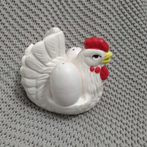 Vintage Mid Century Bauernhaus Stil Keramik Huhn Serviettenhalter mit eiförmigen Salz- und Pfefferstreuer