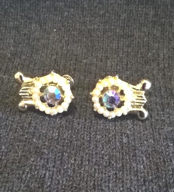 Gold tone pearl and aurora borealis screw back earrings from the 1950's