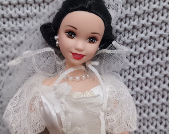 VGC Walt Disney's Snow White and the Seven Dwarfs Wedding Snow White in original outfit c. 1997 Mattel