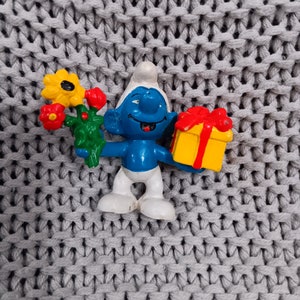 Vintage Schleich figurine - Jokey Smurf holding a bouquet of flowers and a present c. 1978