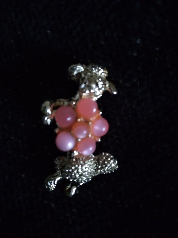 Vintage 1950's gold tone poodle with pink pearliz… - image 1