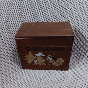 Vintage Mitte des Jahrhunderts kämpfender Hahn im Farmhaus-Stil Rezept-Box aus Holz für 3x5 "Karteikarten