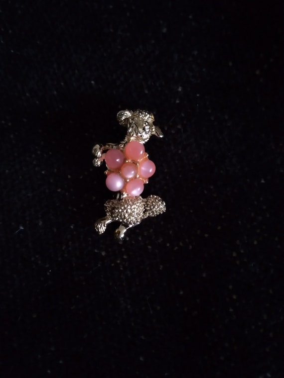 Vintage 1950's gold tone poodle with pink pearliz… - image 2