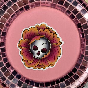 Bloom to Death Schädel und Blumen Aufkleber Orange und Pink Pfingstrose Skeleton Aufkleber Geschenk für Freund Wasserflasche und Laptop Dekoration