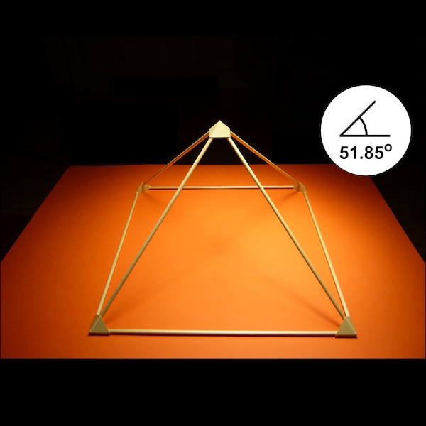 Petite pyramide de Gizeh en bois