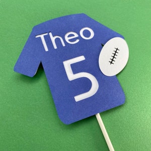 Rugby Shirt and Ball Cake Topper Personnalisé avec leur nom et leur âge- Disponible au choix des couleurs - Décoration gâteau rugby- Par HKdesign8