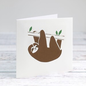 Biglietto di carta ritagliata con bradipo per ogni occasione: compleanno, pronta guarigione, San Valentino, semplicemente perché, mi piace passare il tempo con te, di HKdesign8