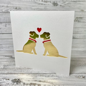 Tarjeta del 50.º aniversario de bodas de oro con una pareja de perros dorados brillantes enamorados. Personalícelo con cualquier mensaje, hecho a mano por encargo en Devon