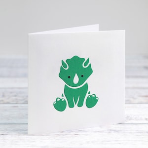 Gepersonaliseerde babydinosauruskaart voor verjaardag- babyshower- pasgeboren baby- kleinkind- meer babydierenkaarten verkrijgbaar bij HKdesign8