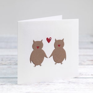 Para sów z sercem miłości wycinana z papieru karta może być personalizowana na Walentynki, ślub, rocznicę, zaproszenie na ślub, kocham cię