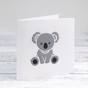 Papercut kaart baby koala met gratis personalisatie! Voor pasgeboren baby - kinderverjaardag - blanco binnenkant - meer schattige dierenkaarten bij HKdesign8