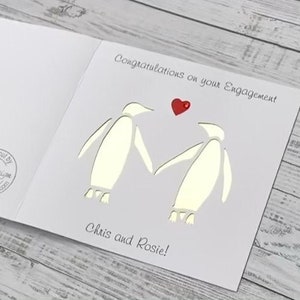 Parabéns pelo seu cartão de noivado com casal de pinguins prateados ou dourados brilhantes personalizados com seus nomes, feitos à mão sob encomenda em Devon